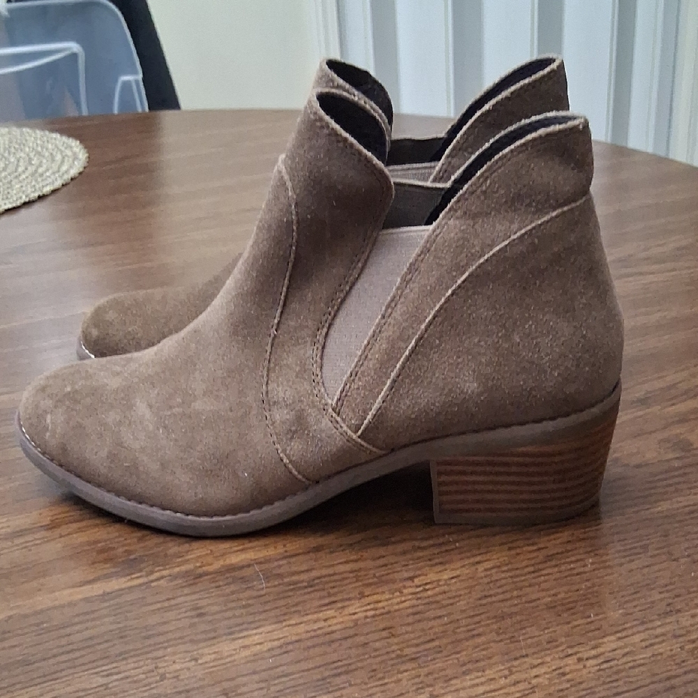 Me Too Womens  Chukka Boots - Brown Suede